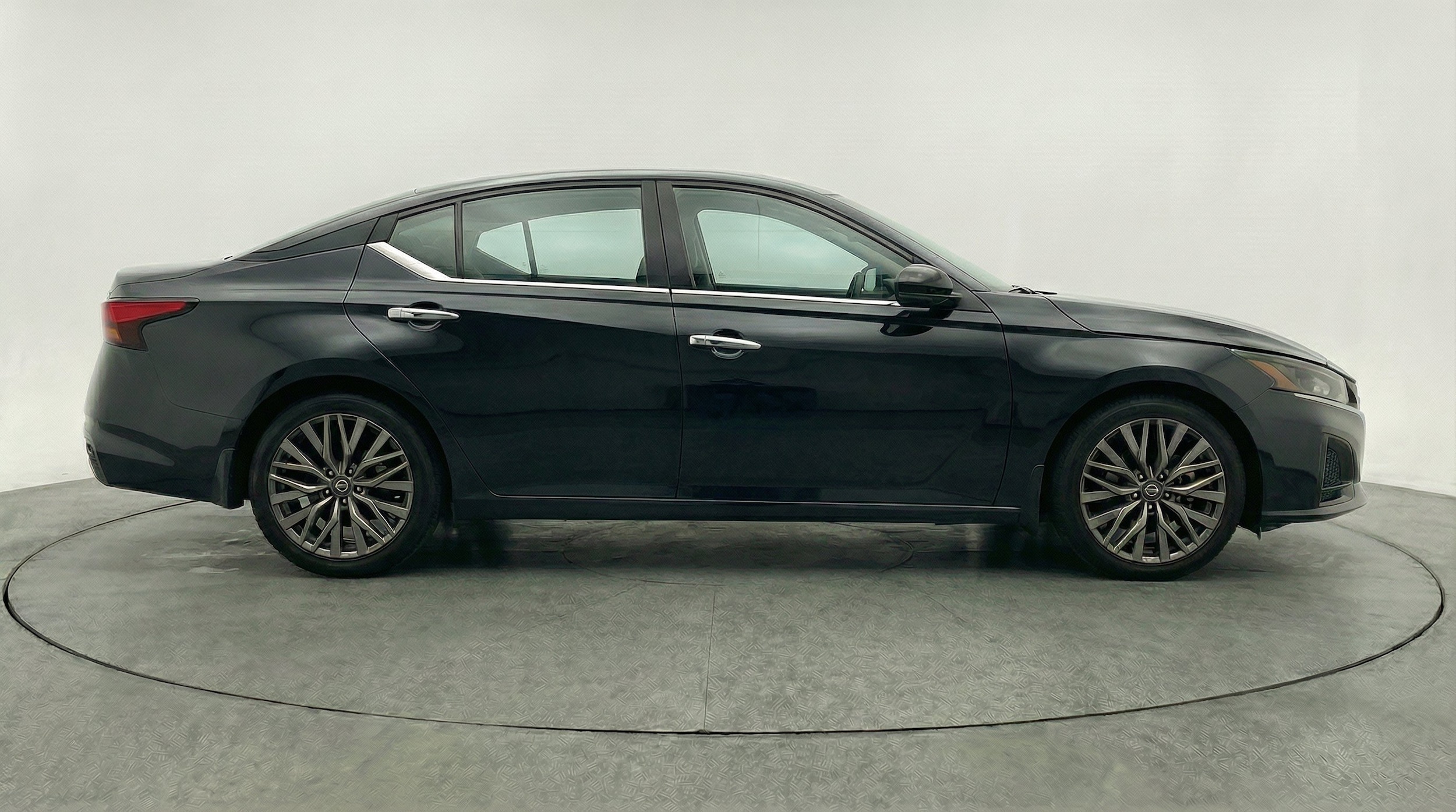 2025 Nissan Altima SV - Photo 9