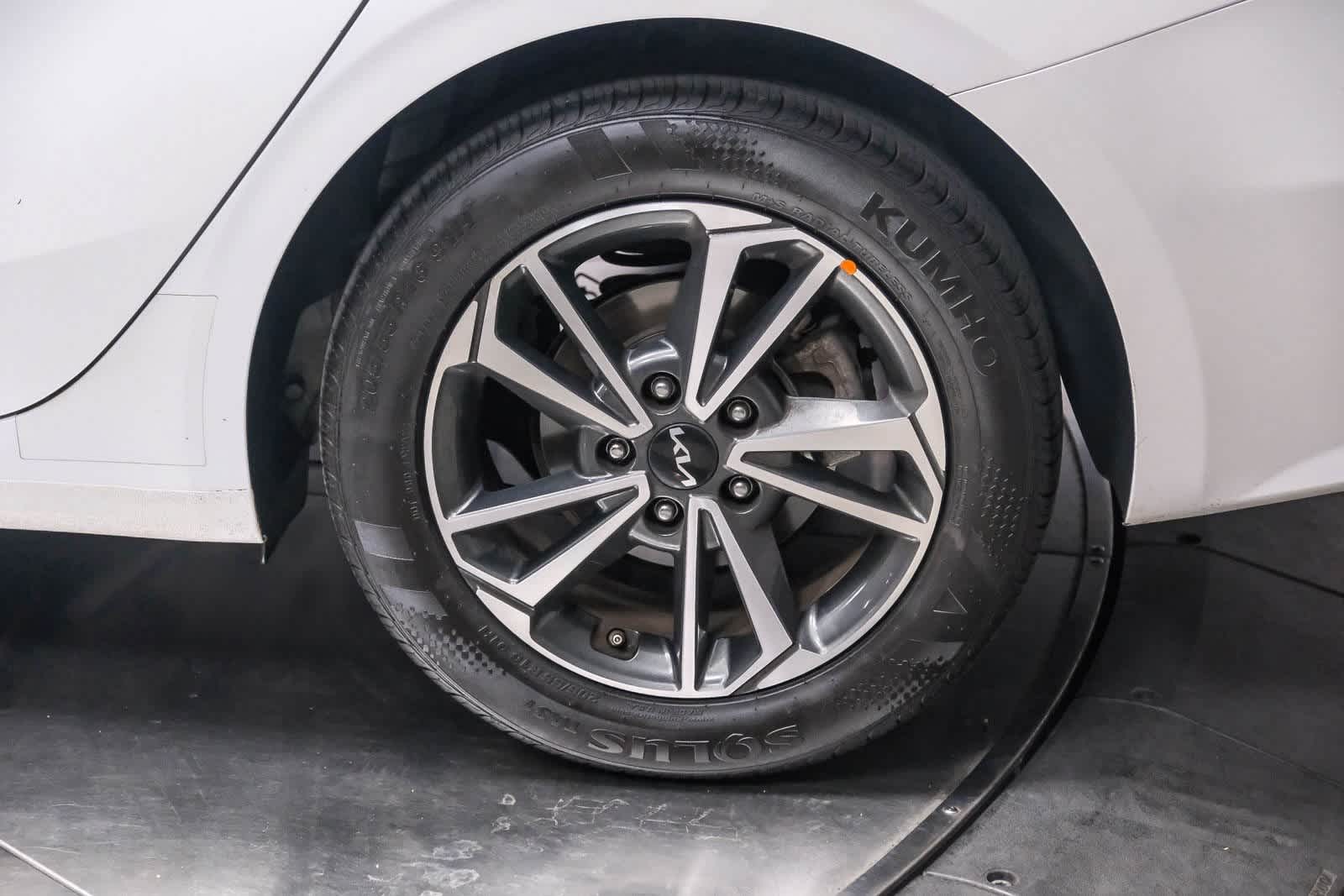 Thumbnail: 2023 Kia Forte - 9