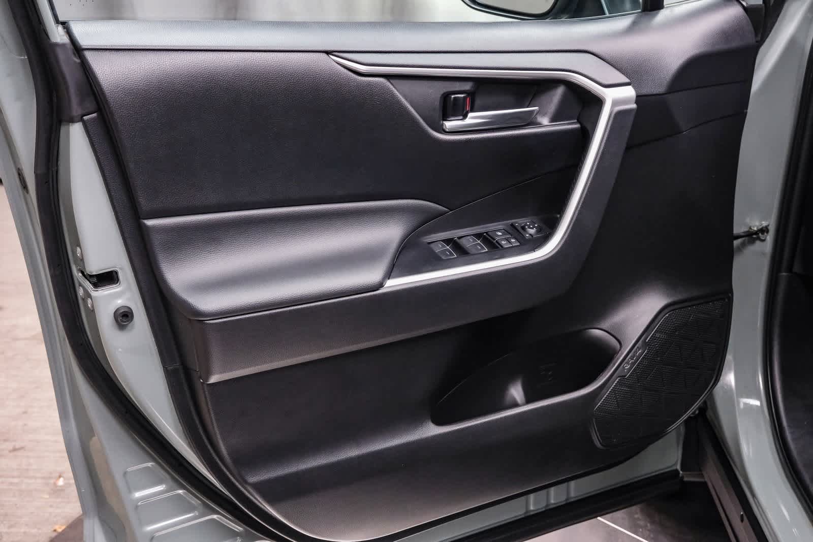Thumbnail: 2022 Toyota RAV4 - 21