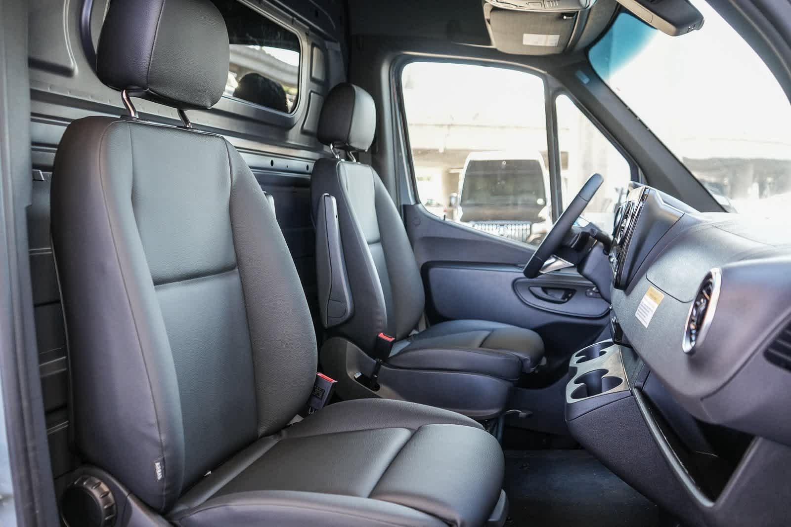 Thumbnail: 2025 Mercedes-Benz Sprinter - 16