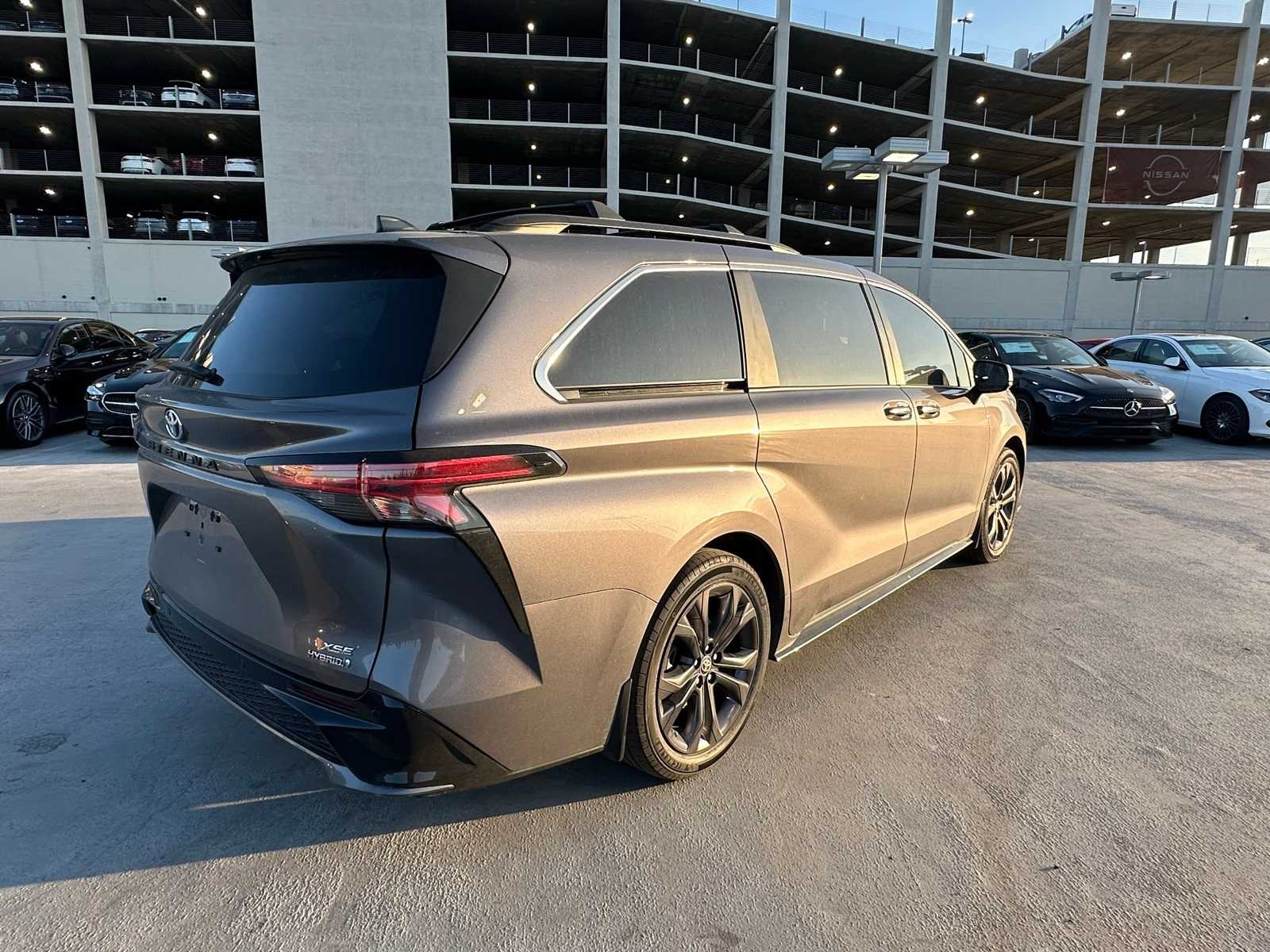 Thumbnail: 2022 Toyota Sienna - 4