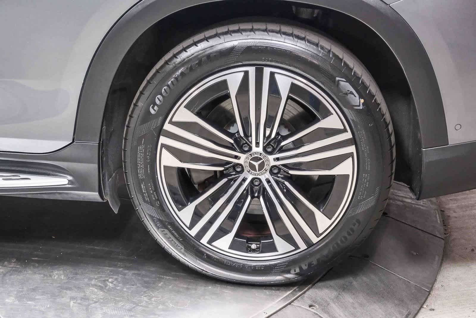 Thumbnail: 2023 Mercedes-Benz EQS - 9