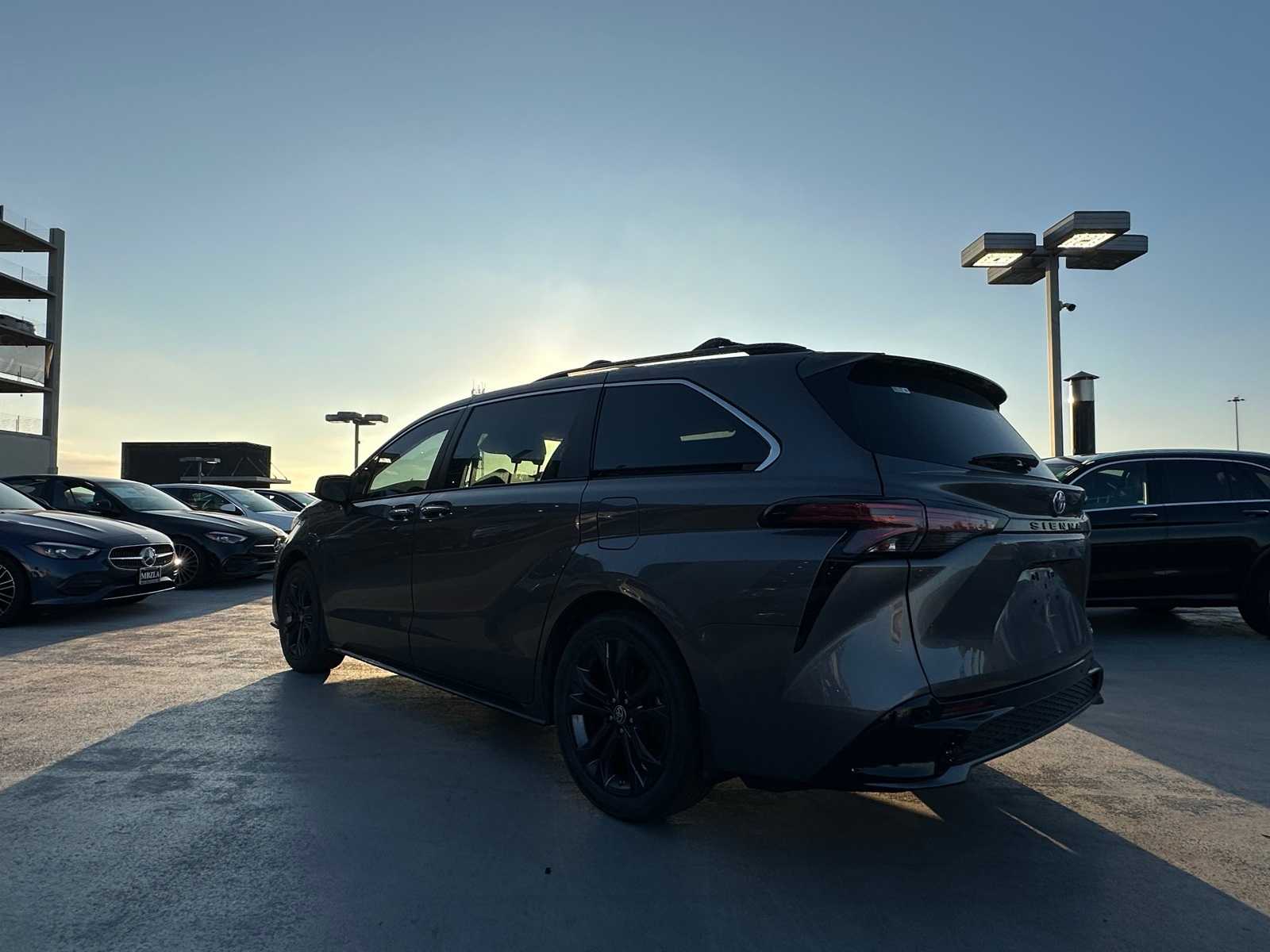 Thumbnail: 2022 Toyota Sienna - 3