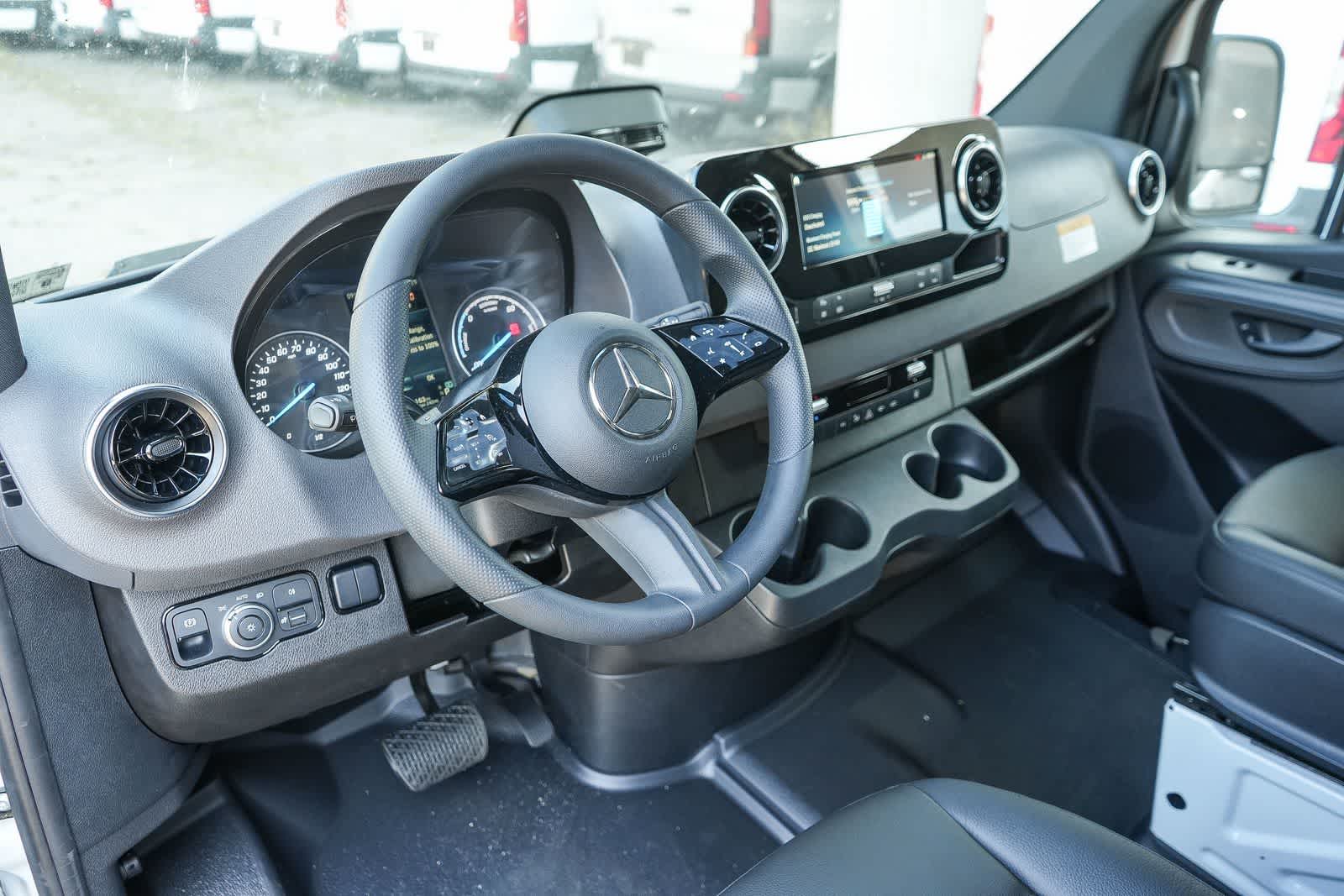 Thumbnail: 2025 Mercedes-Benz eSprinter - 14