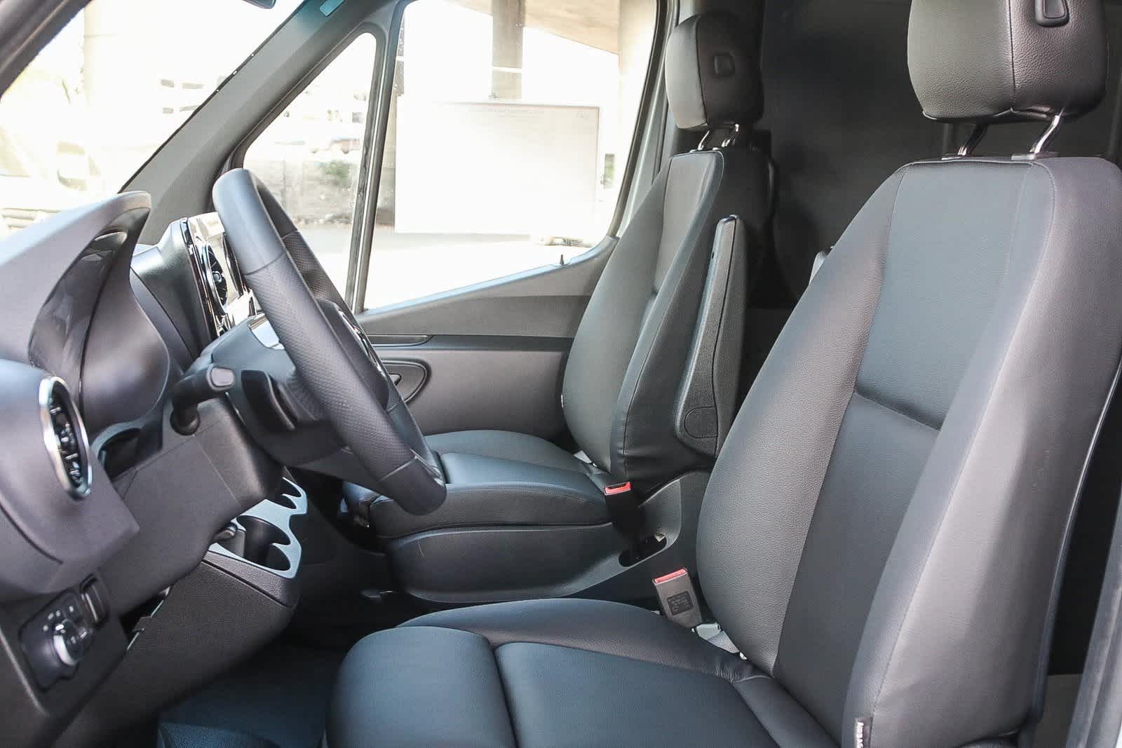 Thumbnail: 2025 Mercedes-Benz Sprinter - 16