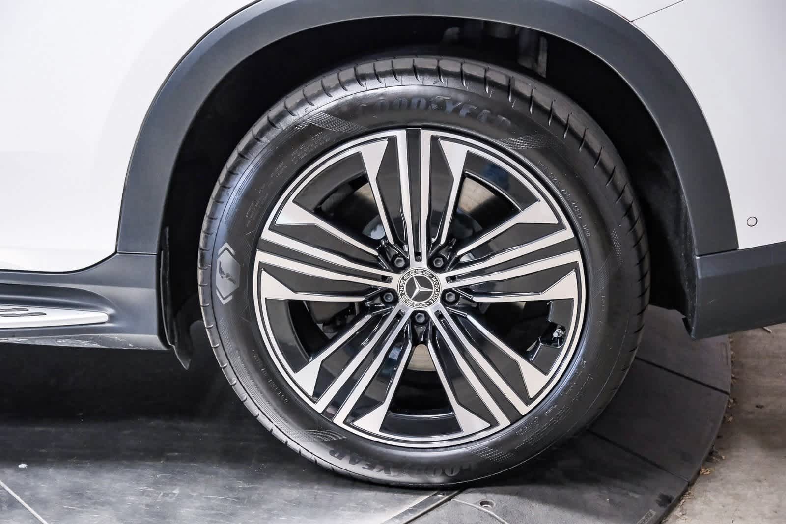 Thumbnail: 2023 Mercedes-Benz EQS - 9