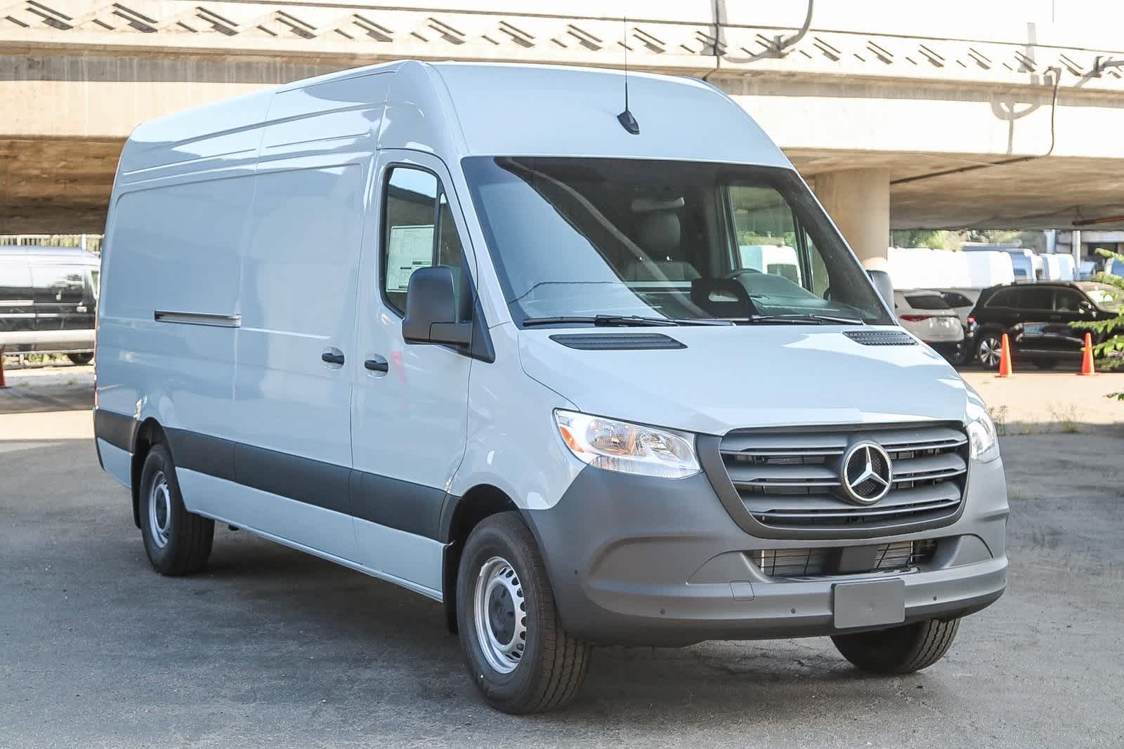 Thumbnail: 2025 Mercedes-Benz Sprinter - 3