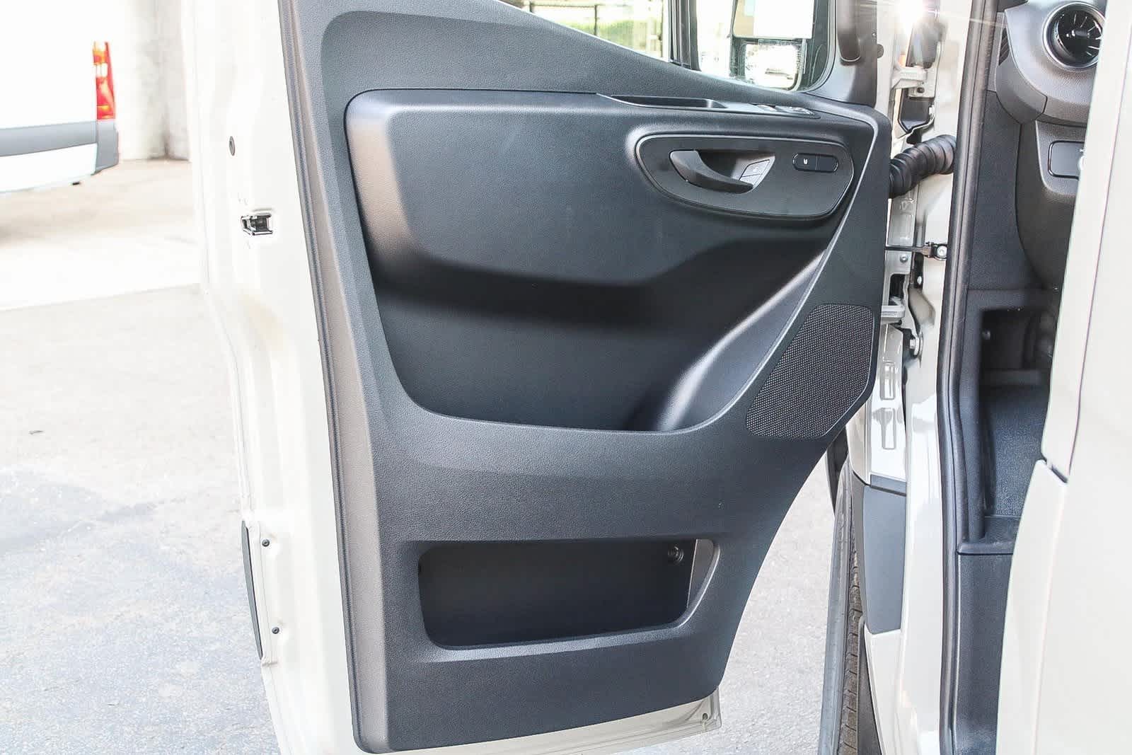 Thumbnail: 2025 Mercedes-Benz Sprinter - 19