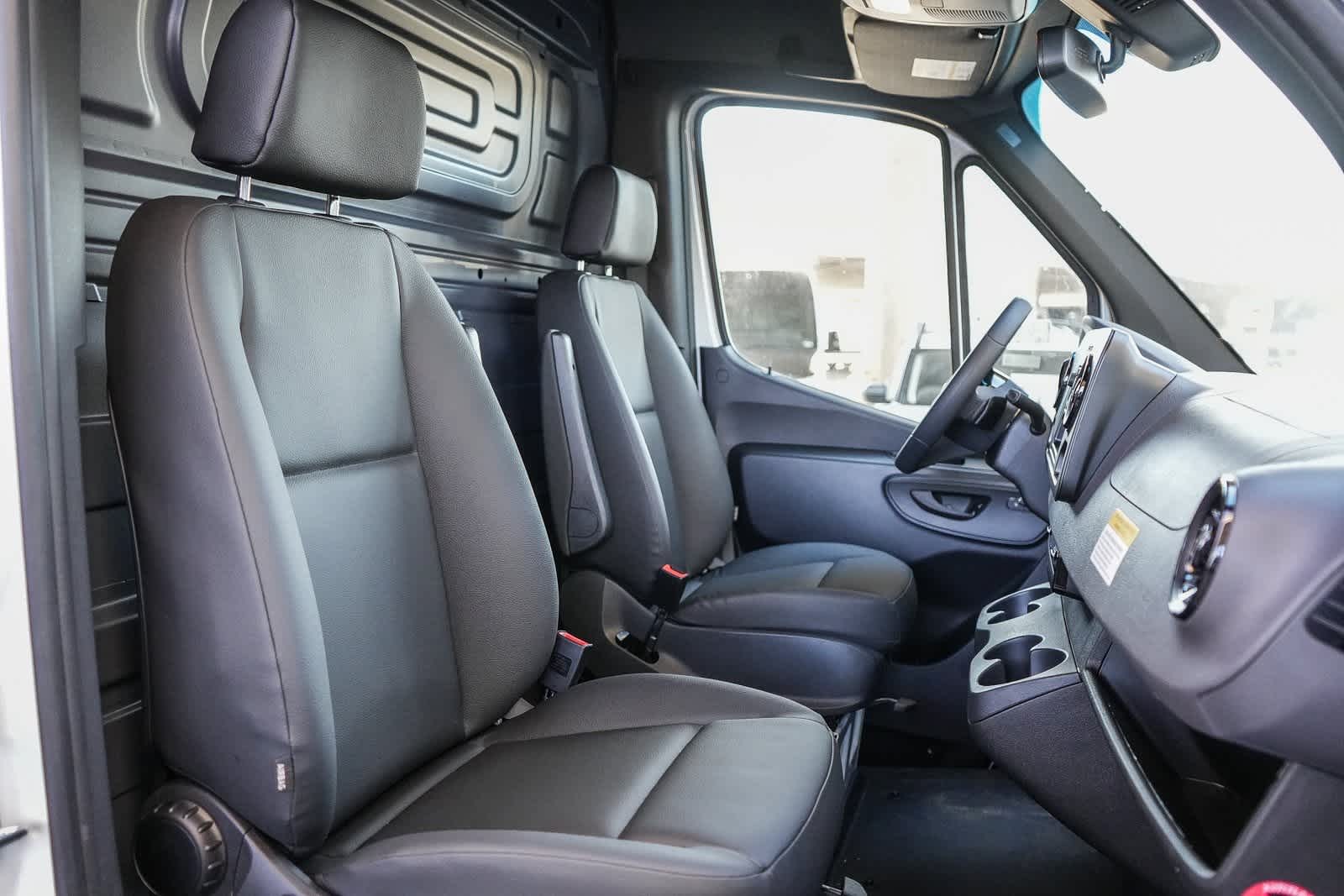 Thumbnail: 2025 Mercedes-Benz Sprinter - 16