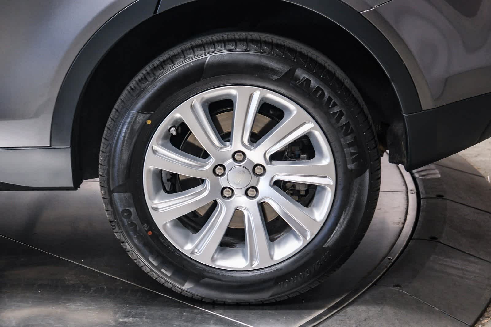 Thumbnail: 2019 Land Rover Discovery Sport - 9