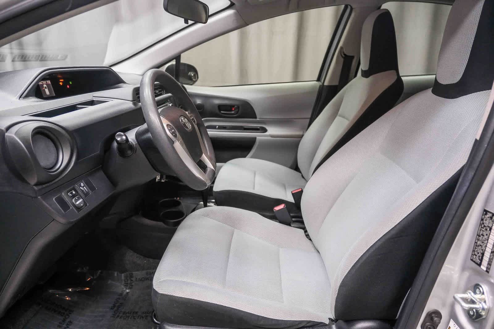 Thumbnail: 2014 Toyota Prius c - 20