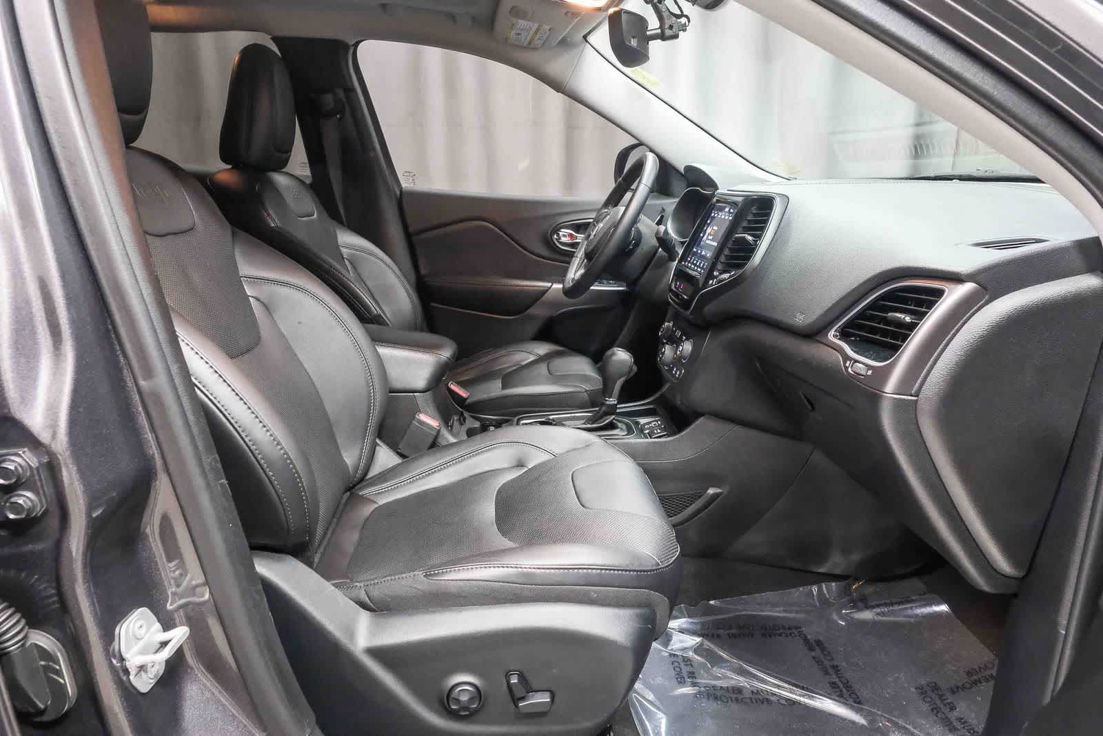 Thumbnail: 2019 Jeep Cherokee - 17