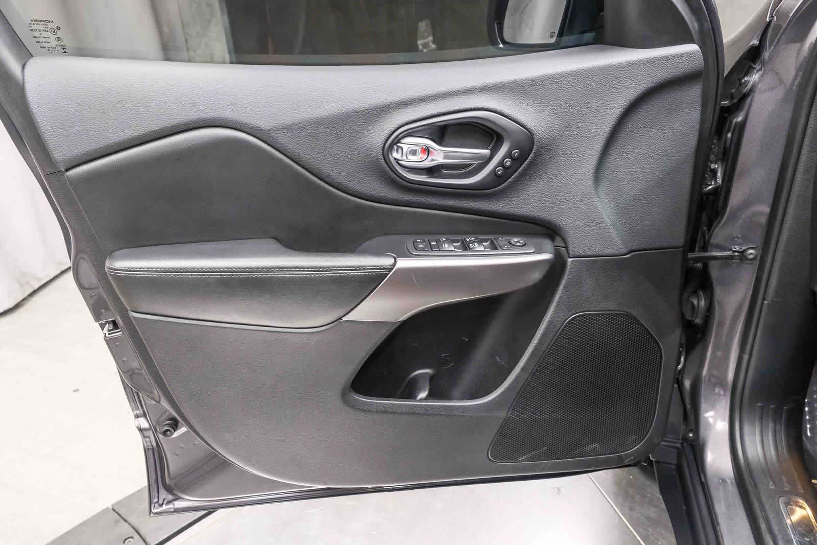 Thumbnail: 2019 Jeep Cherokee - 22