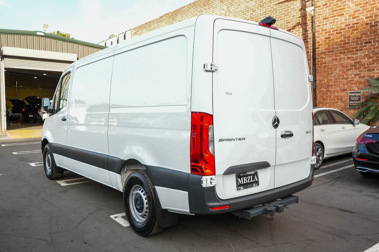 Thumbnail: 2025 Mercedes-Benz Sprinter - 8
