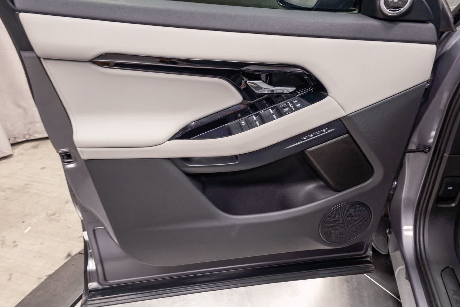 Thumbnail: 2025 Land Rover Range Rover Evoque - 23