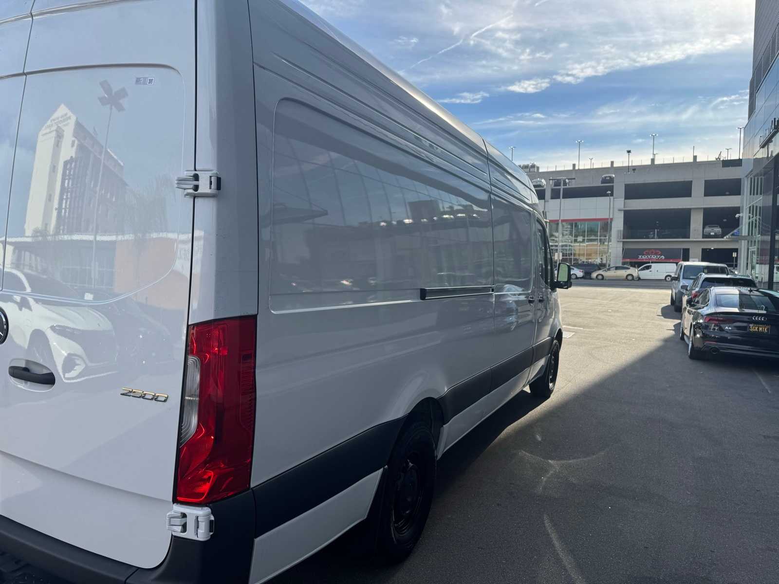 Thumbnail: 2025 Mercedes-Benz Sprinter - 4