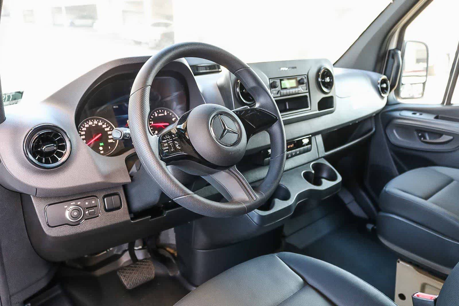 Thumbnail: 2025 Mercedes-Benz Sprinter - 12