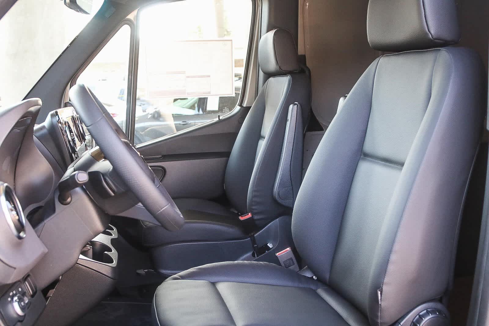 Thumbnail: 2025 Mercedes-Benz Sprinter - 16