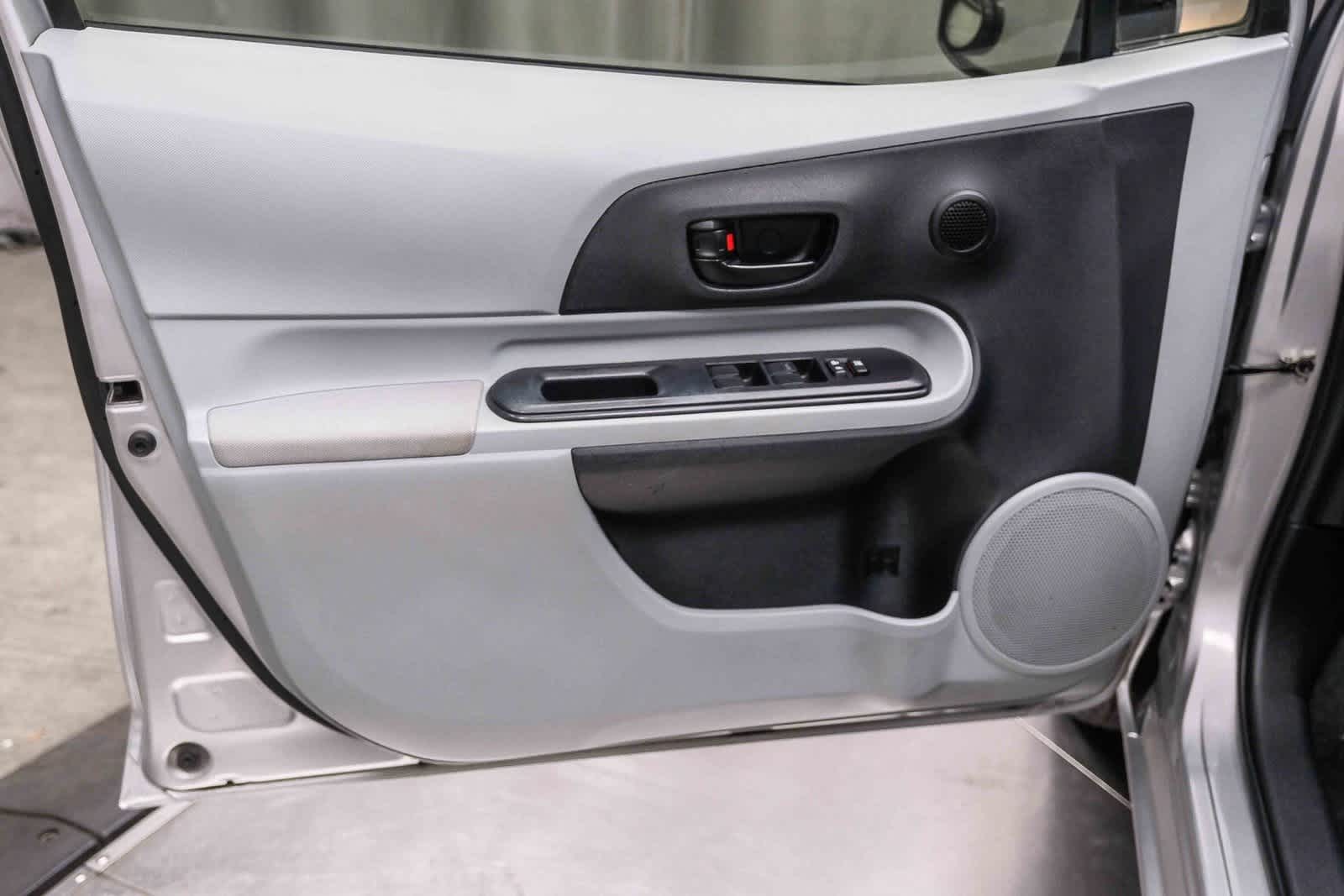 Thumbnail: 2014 Toyota Prius c - 23