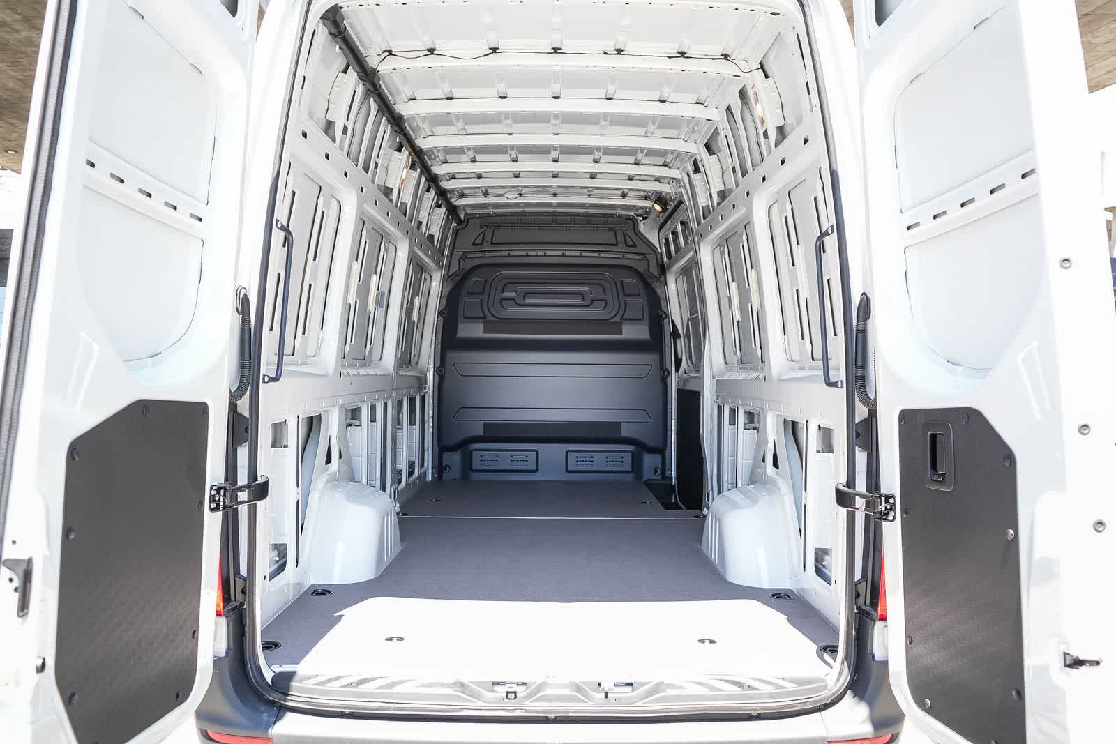 Thumbnail: 2025 Mercedes-Benz eSprinter - 32