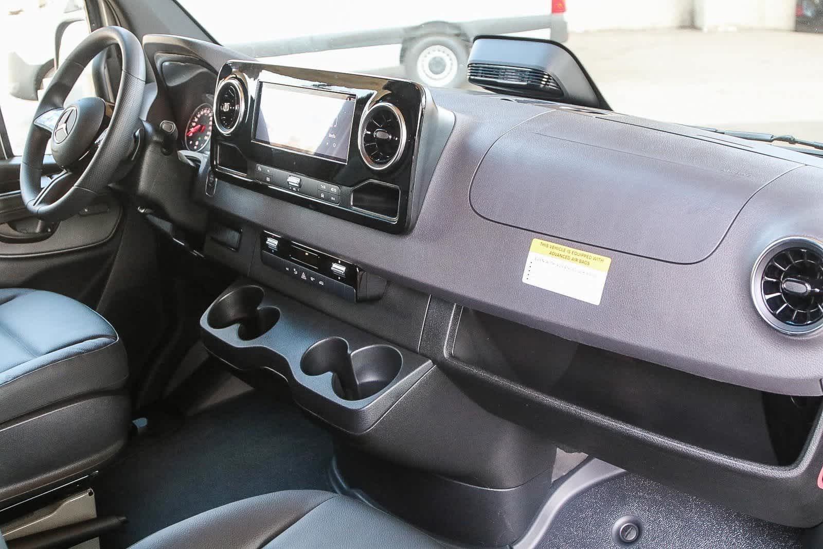 Thumbnail: 2025 Mercedes-Benz Sprinter - 13