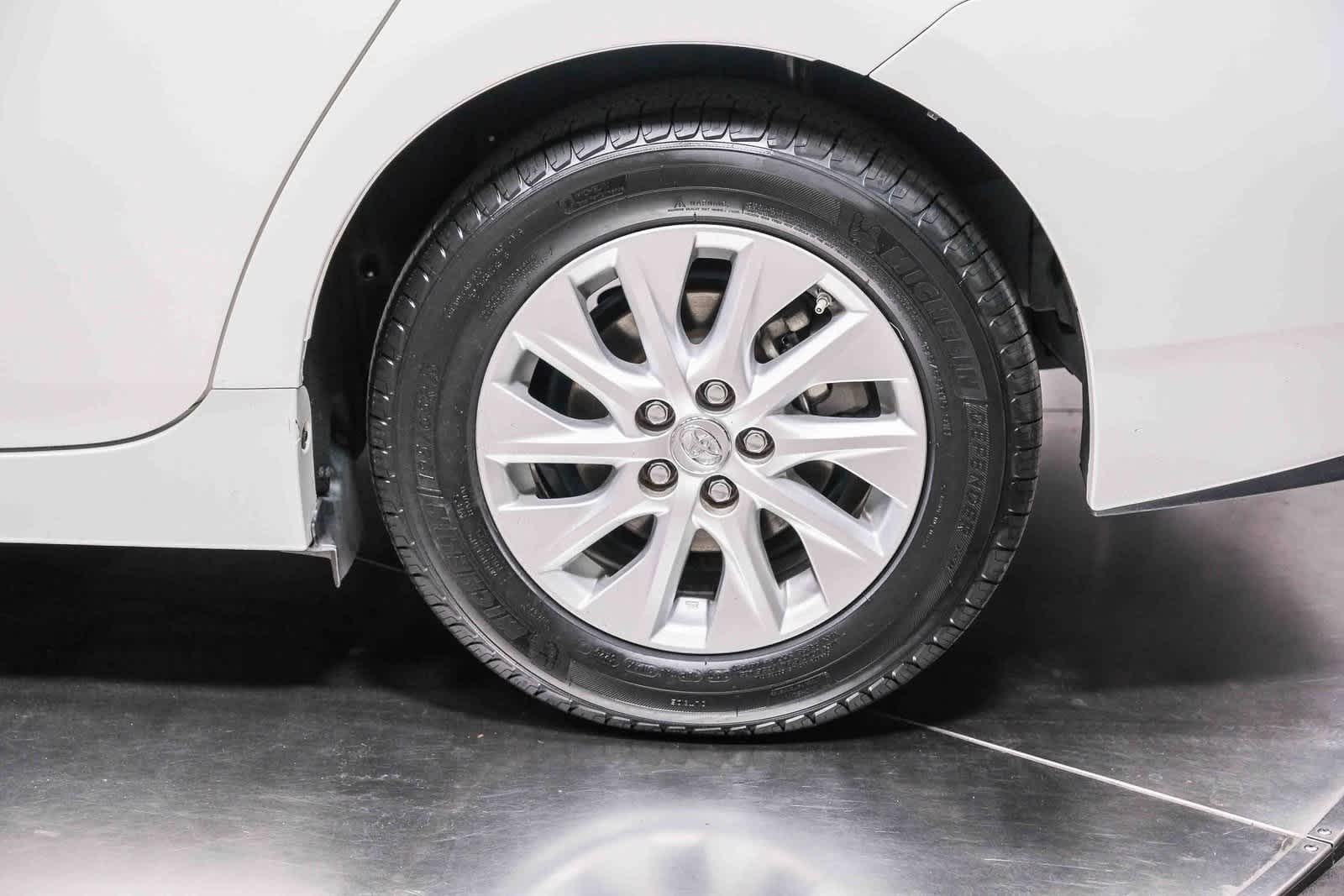 Thumbnail: 2015 Toyota Prius - 8