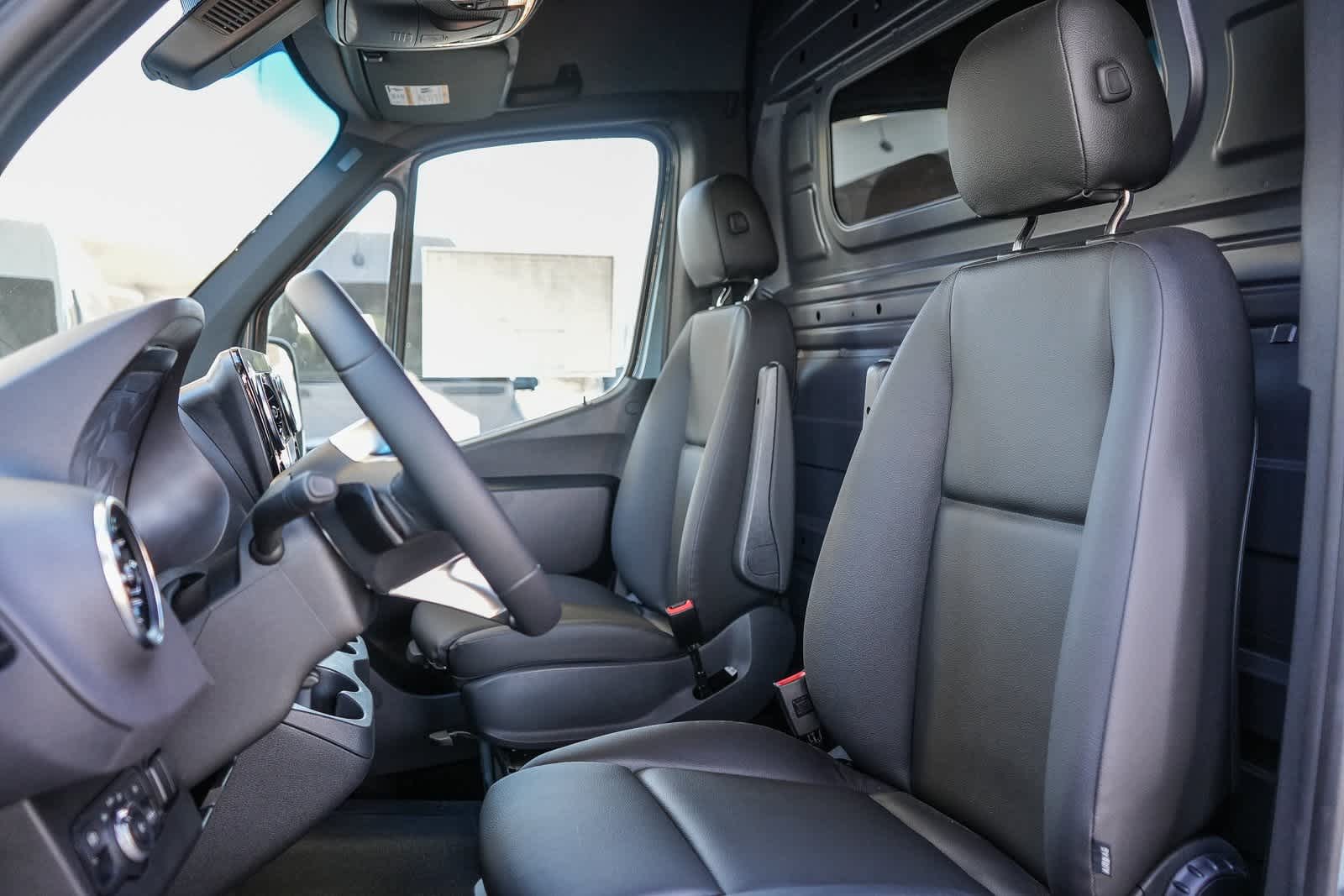 Thumbnail: 2025 Mercedes-Benz Sprinter - 17