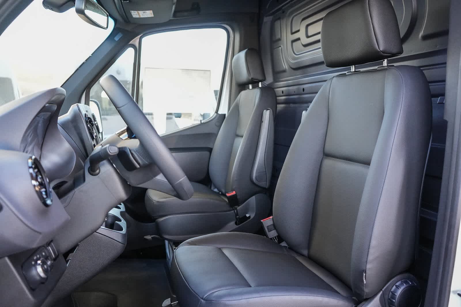 Thumbnail: 2025 Mercedes-Benz Sprinter - 17