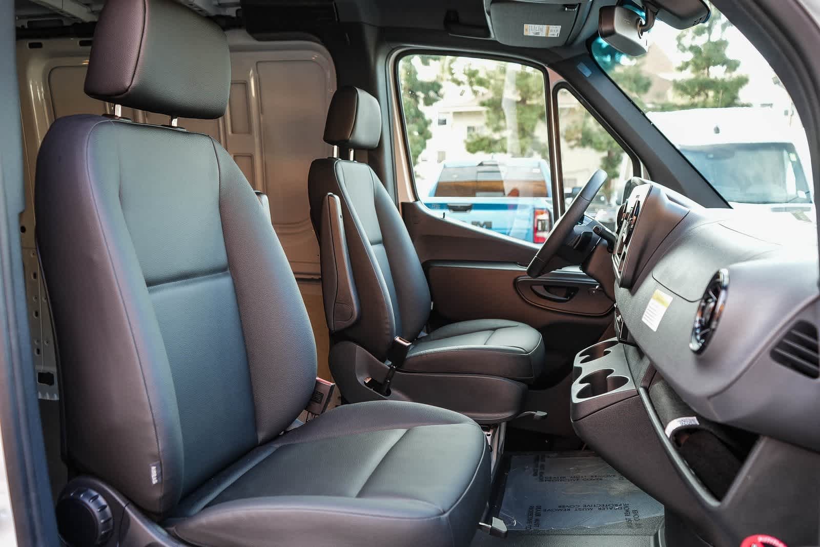 Thumbnail: 2025 Mercedes-Benz Sprinter - 15