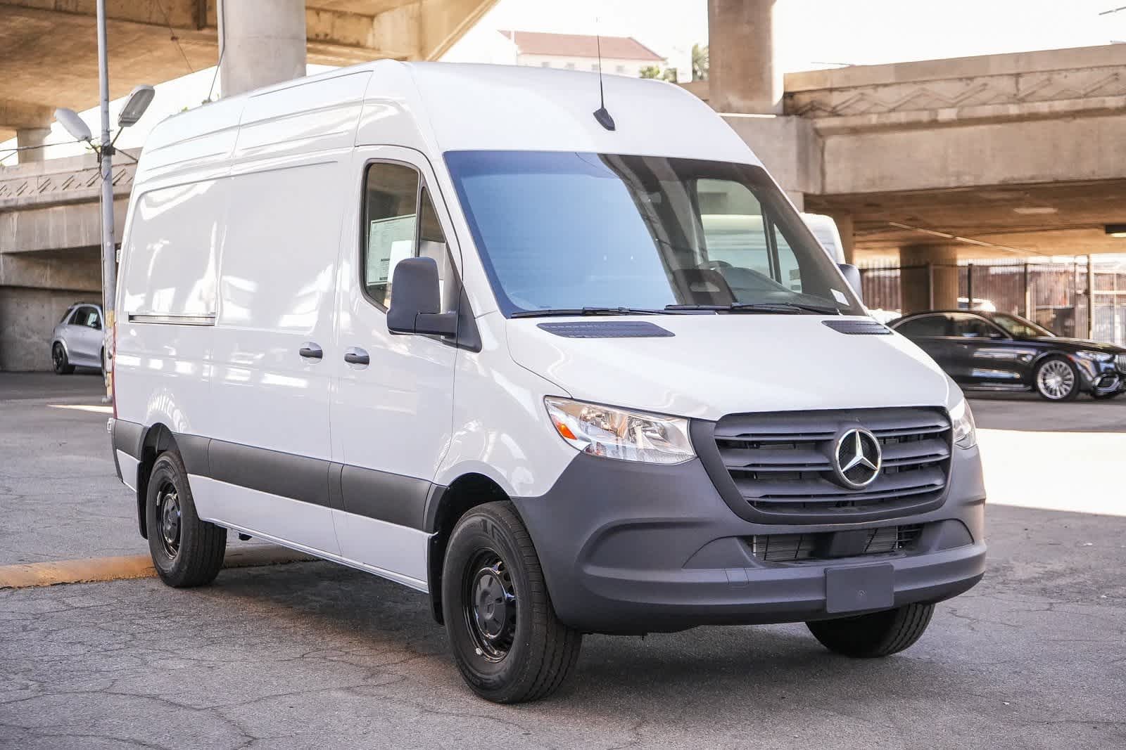 Thumbnail: 2025 Mercedes-Benz Sprinter - 3