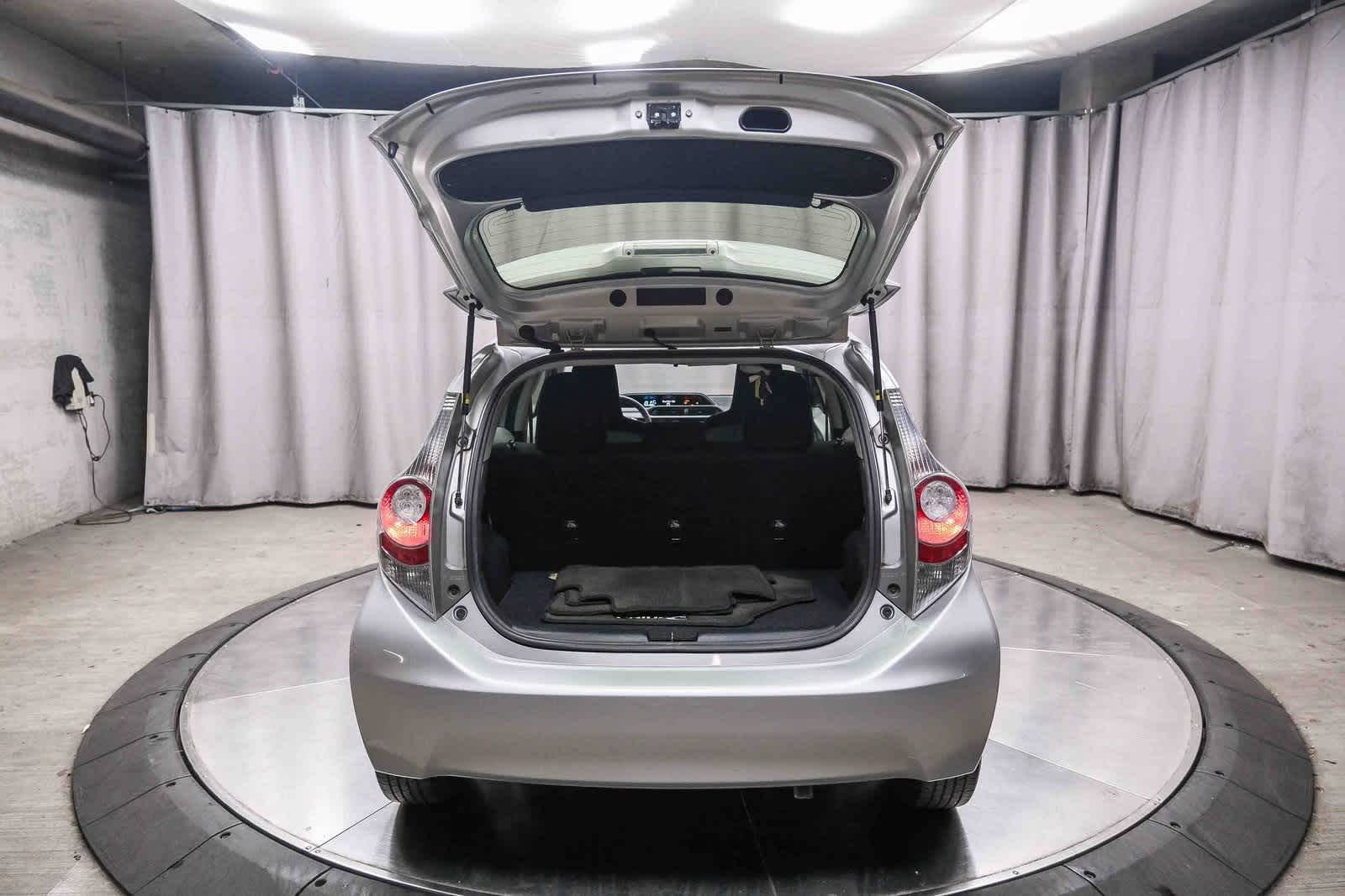 Thumbnail: 2014 Toyota Prius c - 26