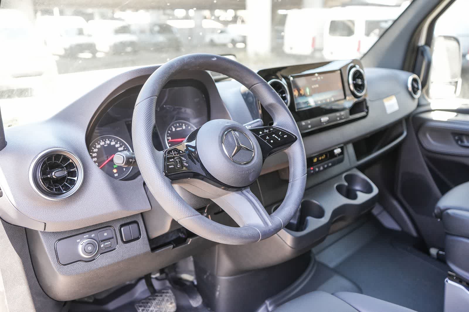 Thumbnail: 2025 Mercedes-Benz Sprinter - 13