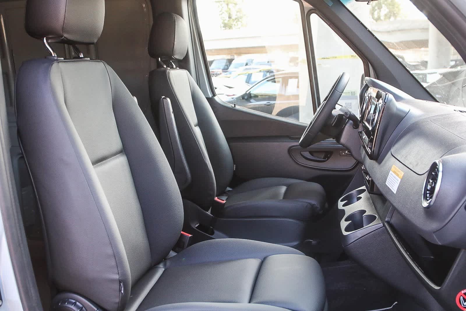 Thumbnail: 2025 Mercedes-Benz Sprinter - 15