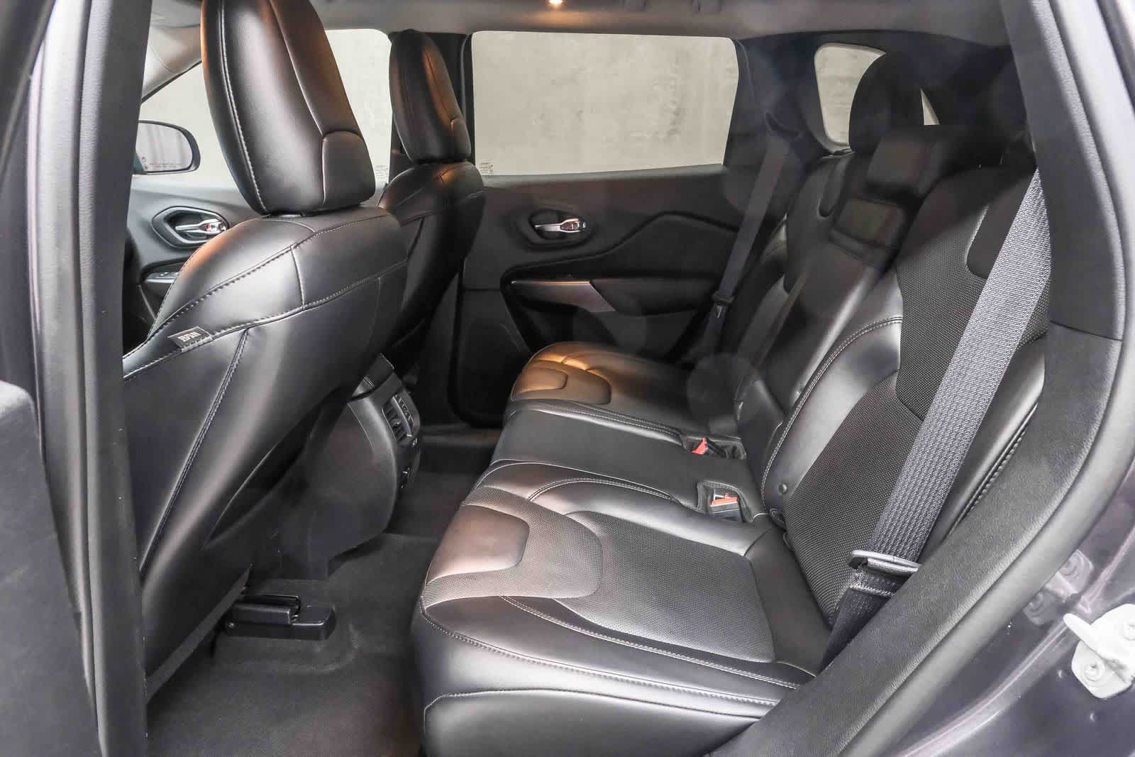 Thumbnail: 2019 Jeep Cherokee - 18