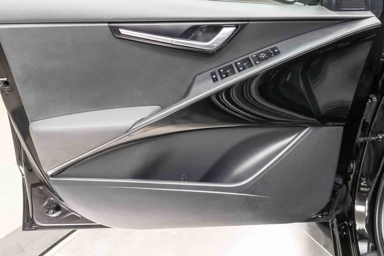 Thumbnail: 2023 Kia Niro - 24