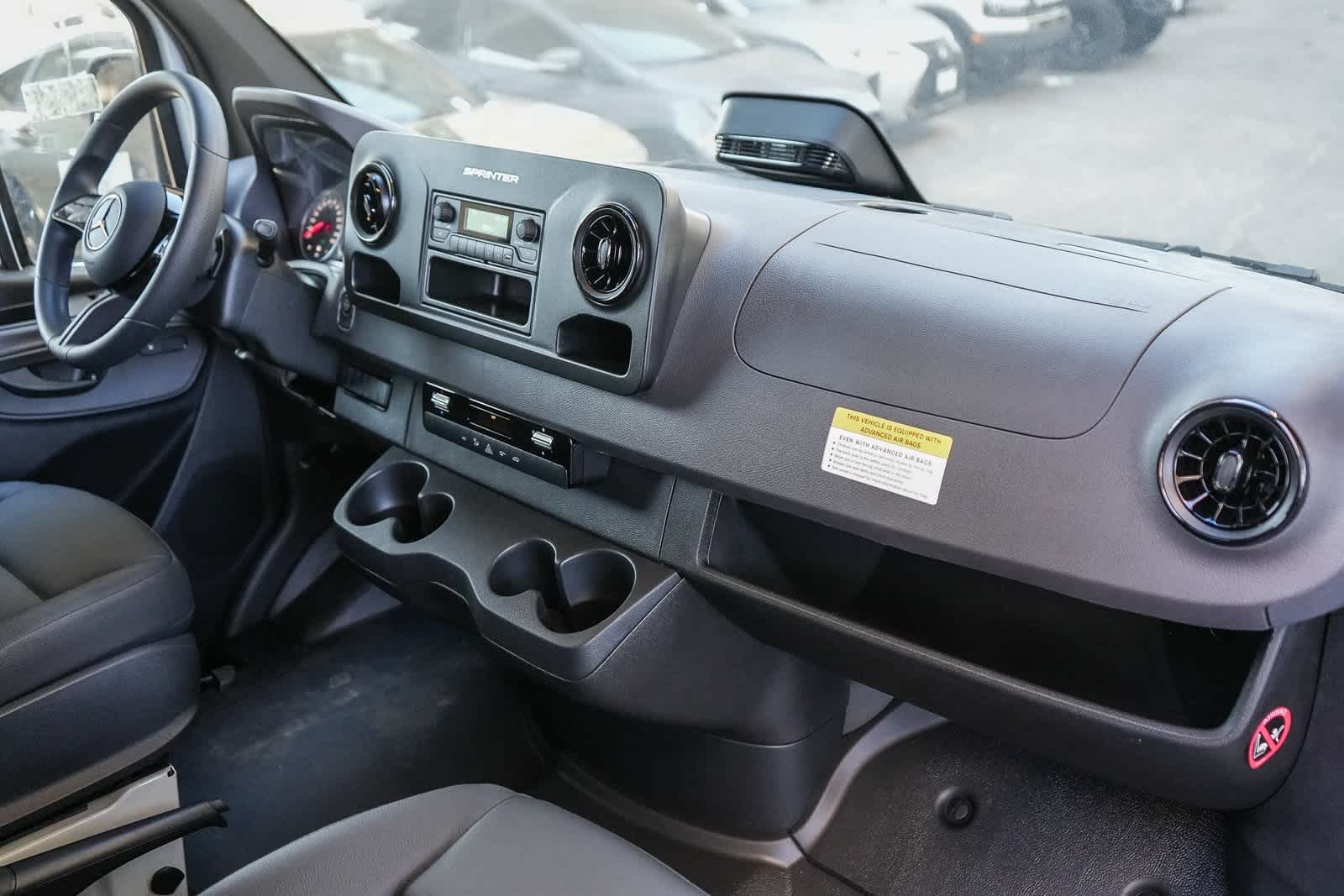 Thumbnail: 2025 Mercedes-Benz Sprinter - 13