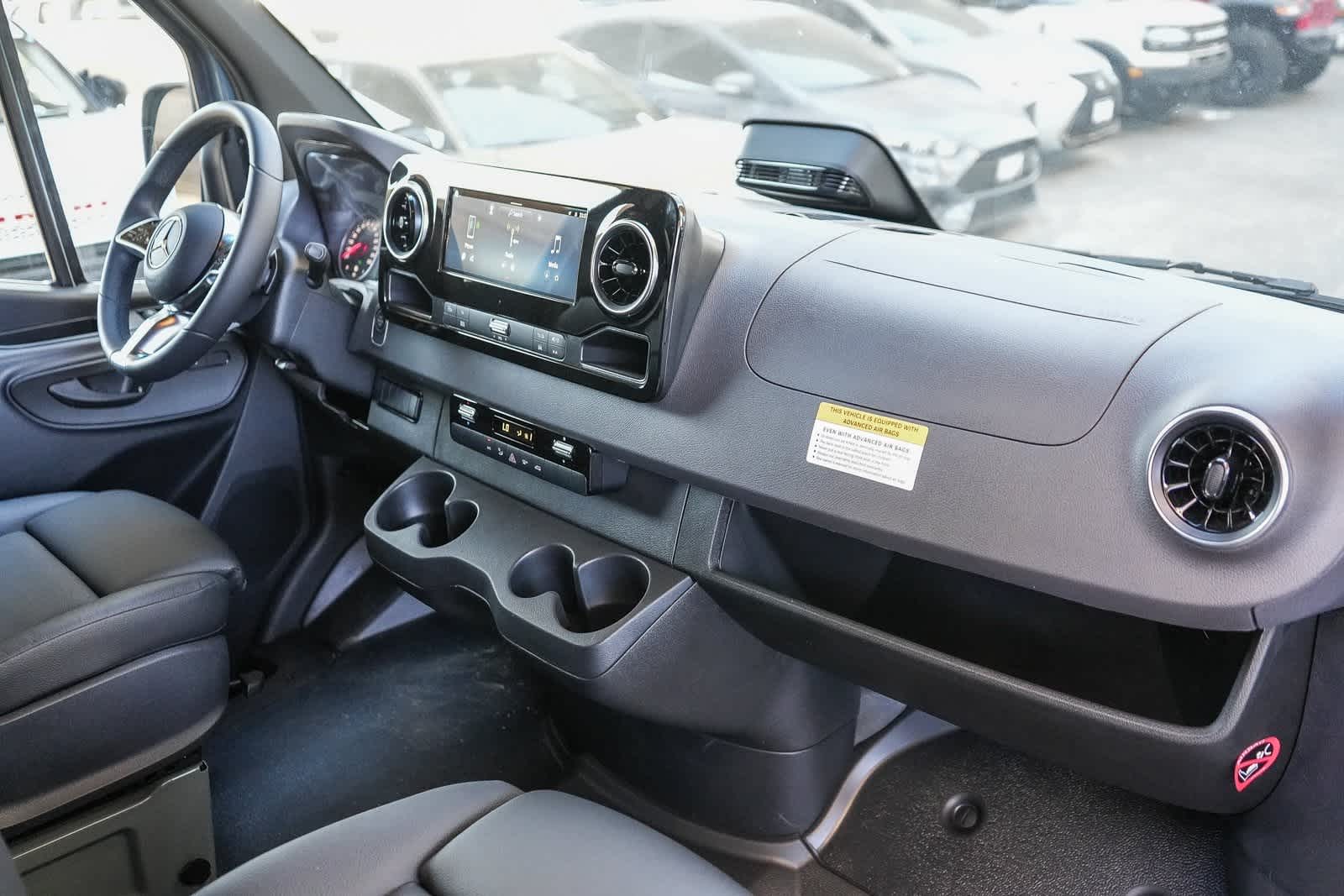 Thumbnail: 2025 Mercedes-Benz Sprinter - 13