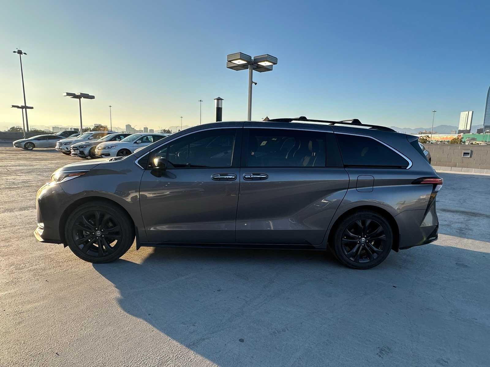 Thumbnail: 2022 Toyota Sienna - 2