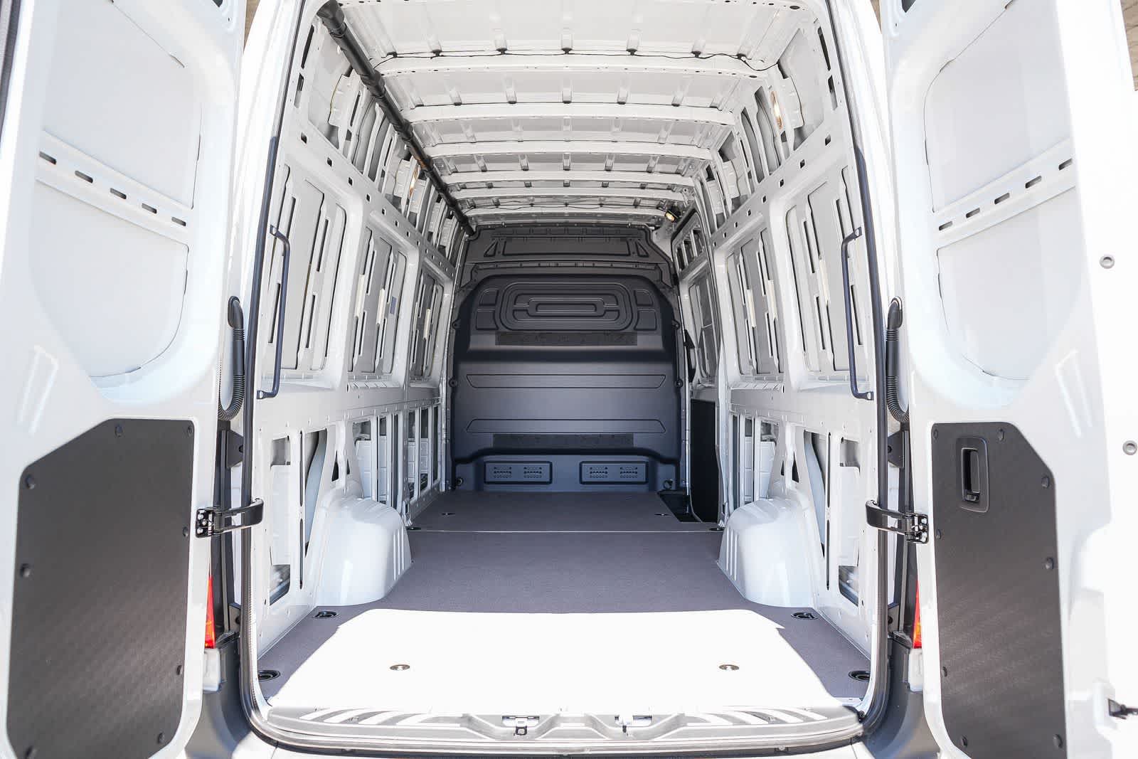 Thumbnail: 2025 Mercedes-Benz eSprinter - 32