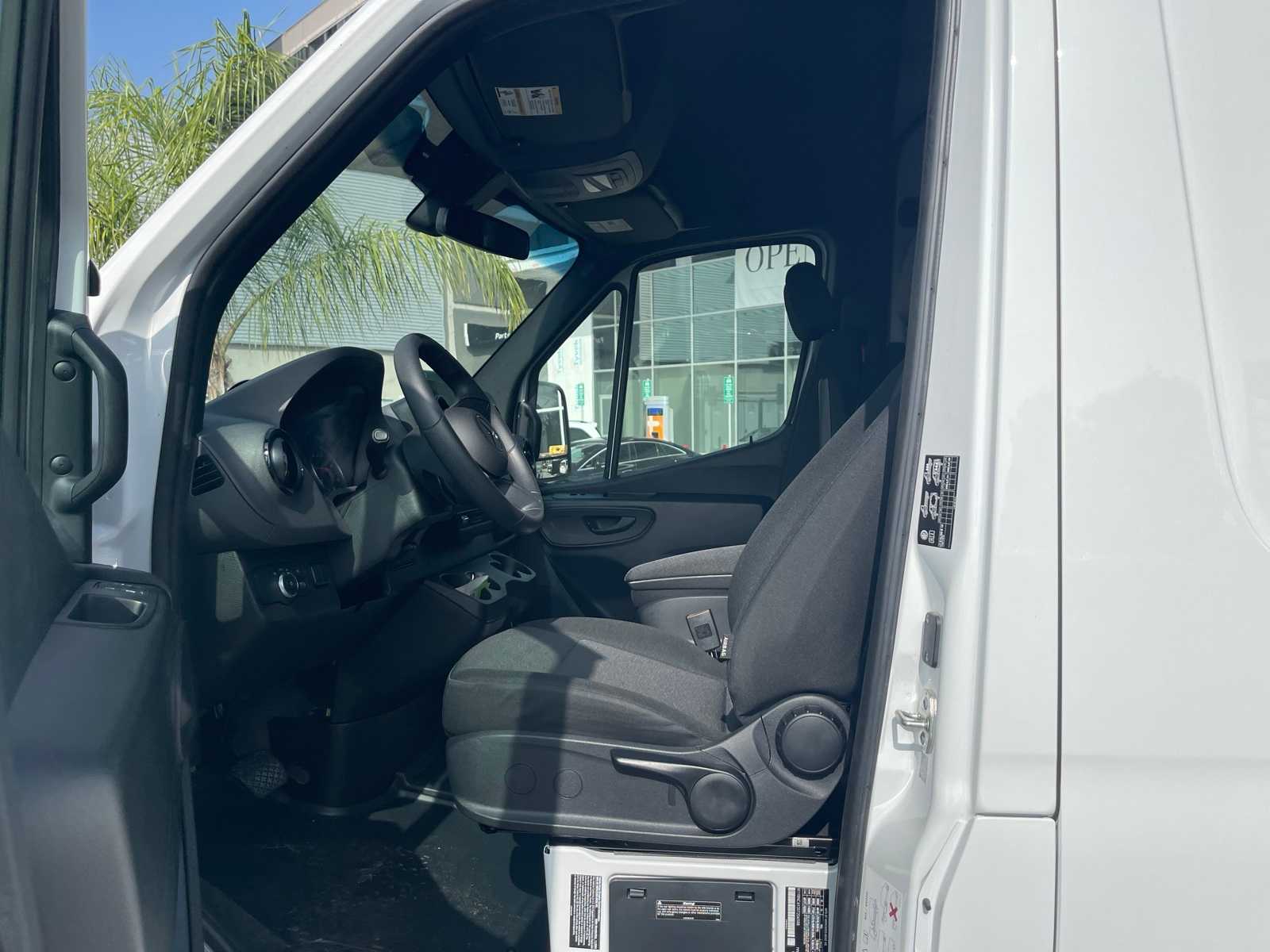 Thumbnail: 2025 Mercedes-Benz Sprinter - 6