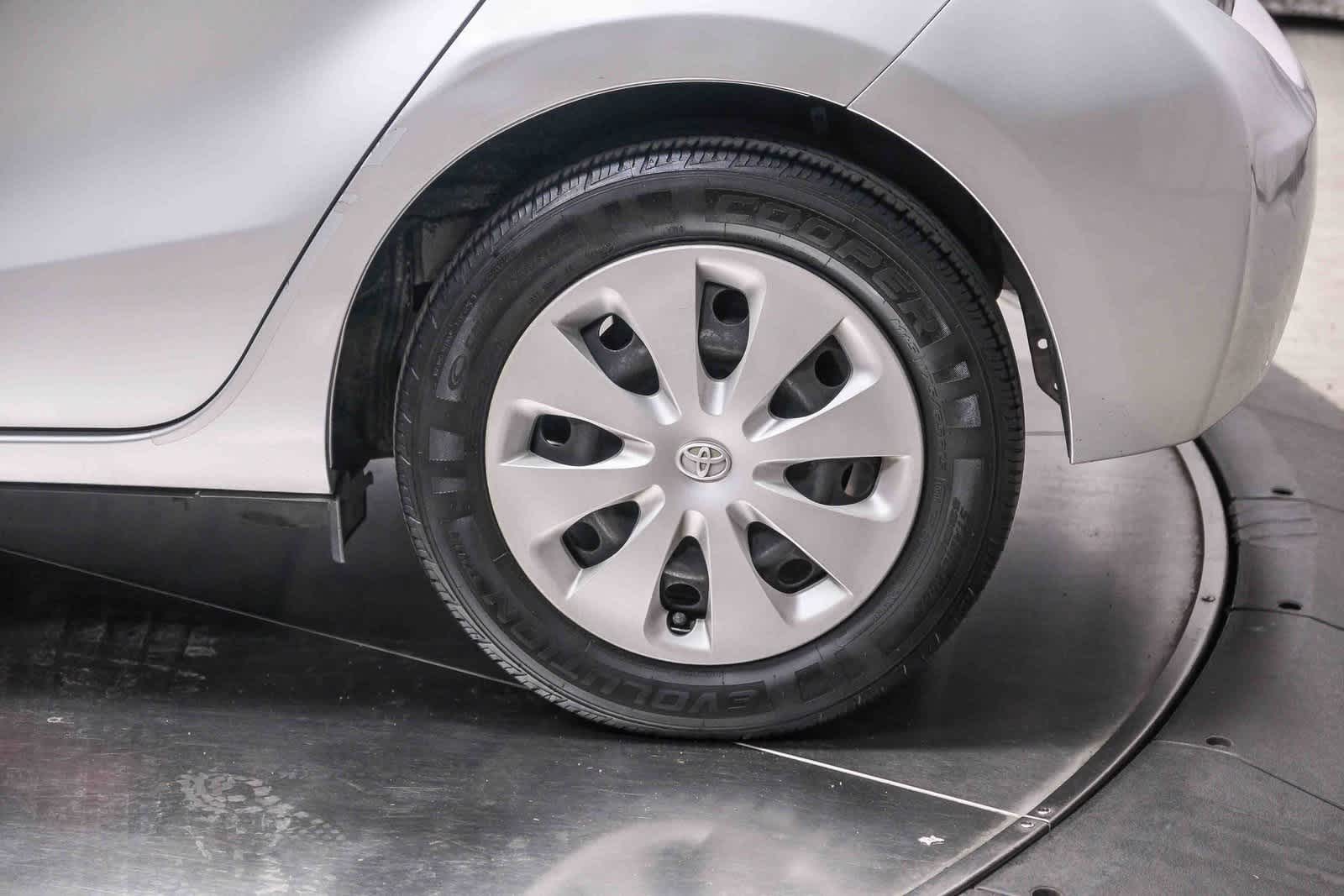 Thumbnail: 2014 Toyota Prius c - 9