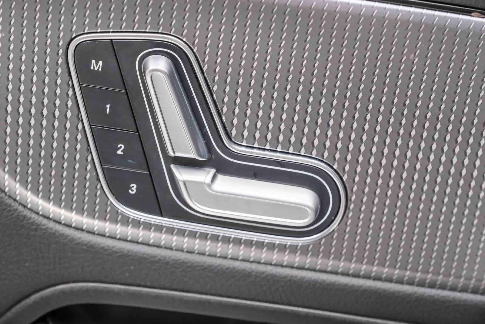 Thumbnail: 2022 Mercedes-Benz GLB - 21