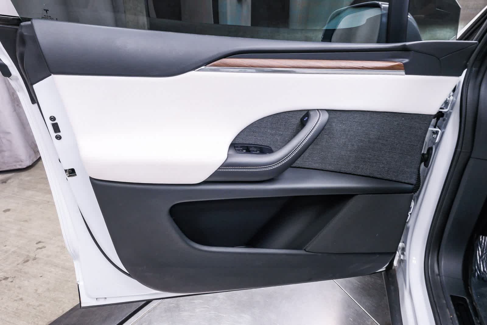 Thumbnail: 2023 Tesla Model X - 22