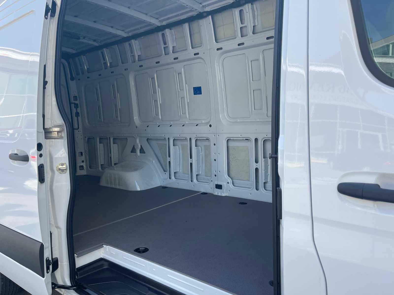 Thumbnail: 2025 Mercedes-Benz Sprinter - 3