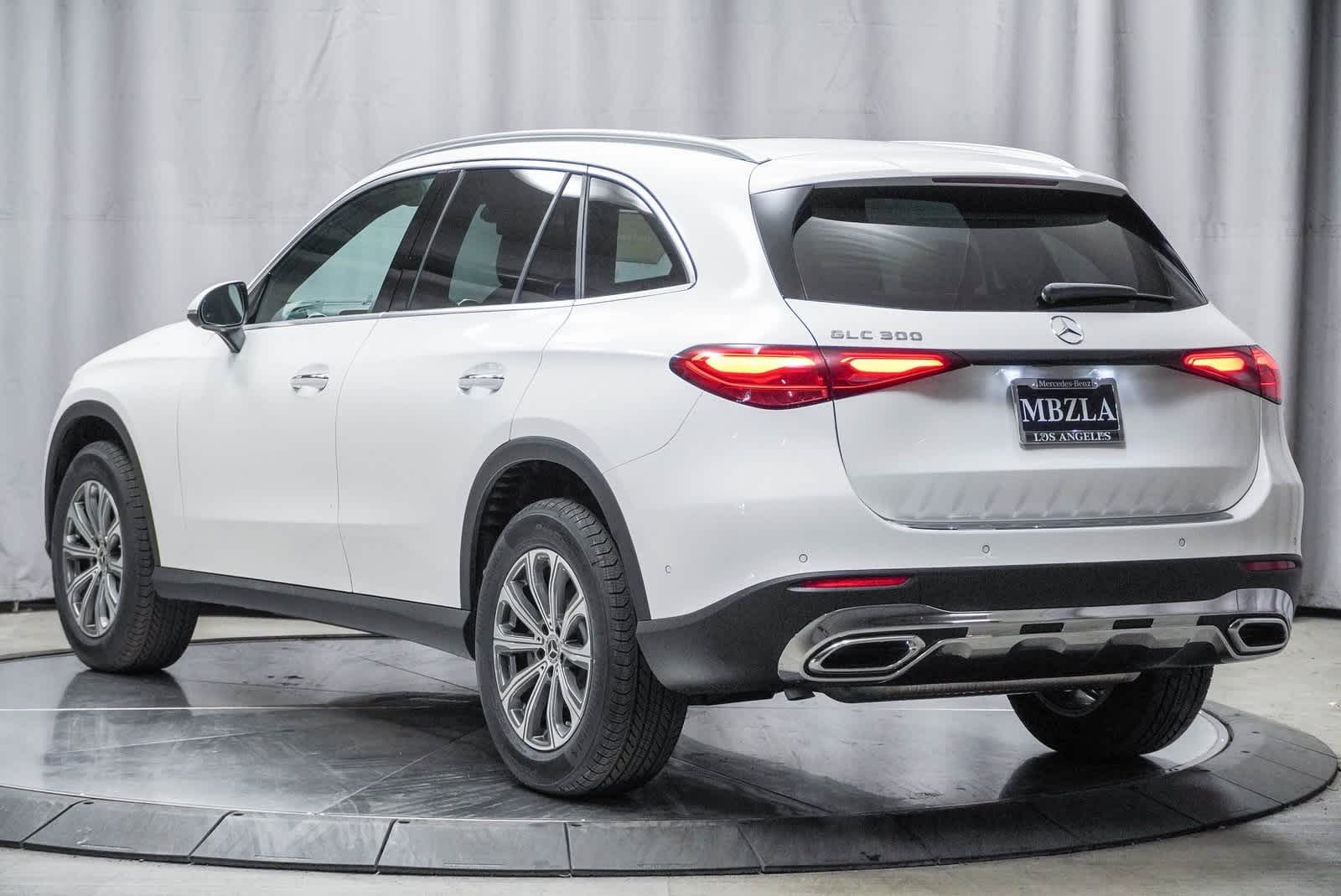 2025 Mercedes-Benz GLC 300 2