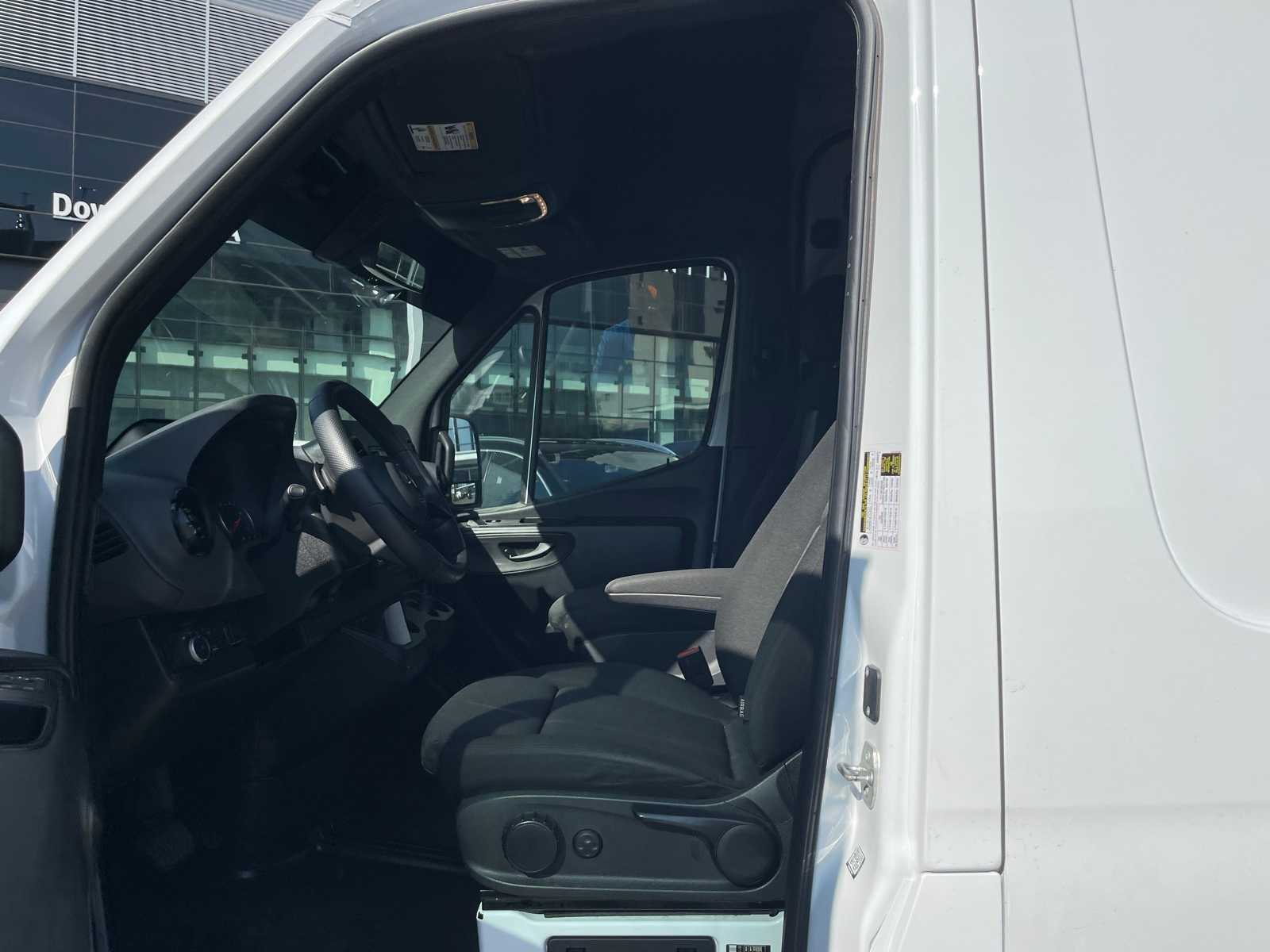 Thumbnail: 2025 Mercedes-Benz Sprinter - 9