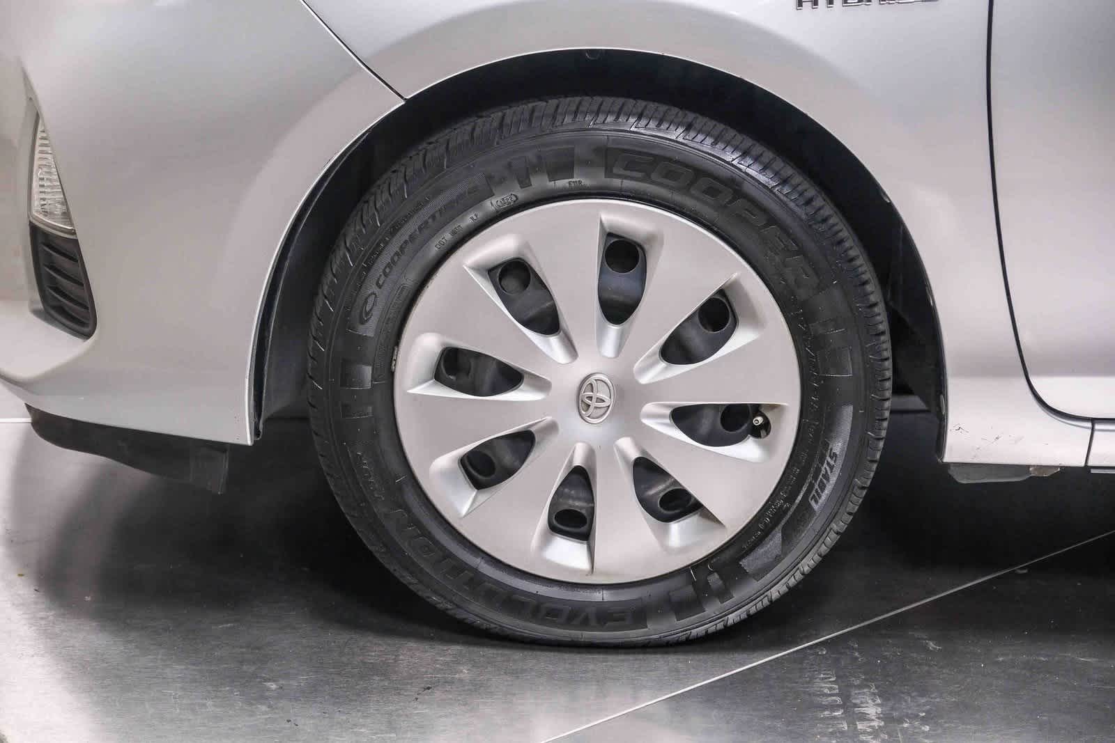 Thumbnail: 2014 Toyota Prius c - 10