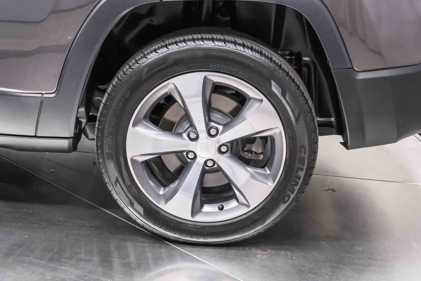 Thumbnail: 2019 Jeep Cherokee - 9