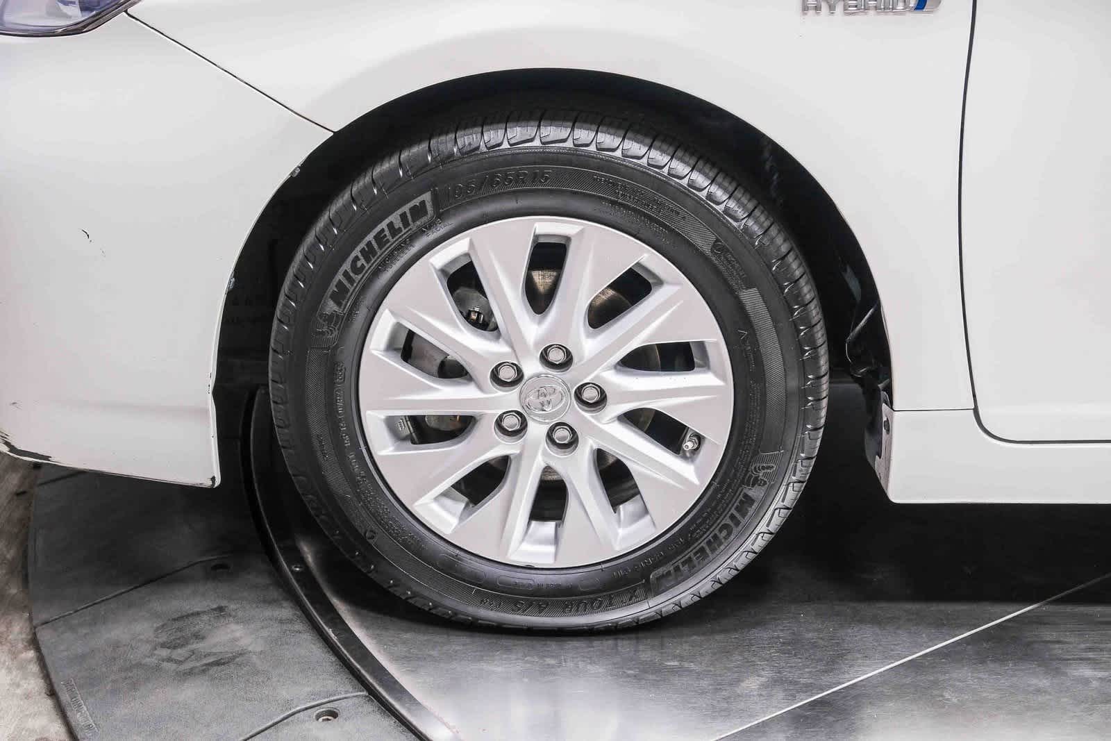 Thumbnail: 2015 Toyota Prius - 9