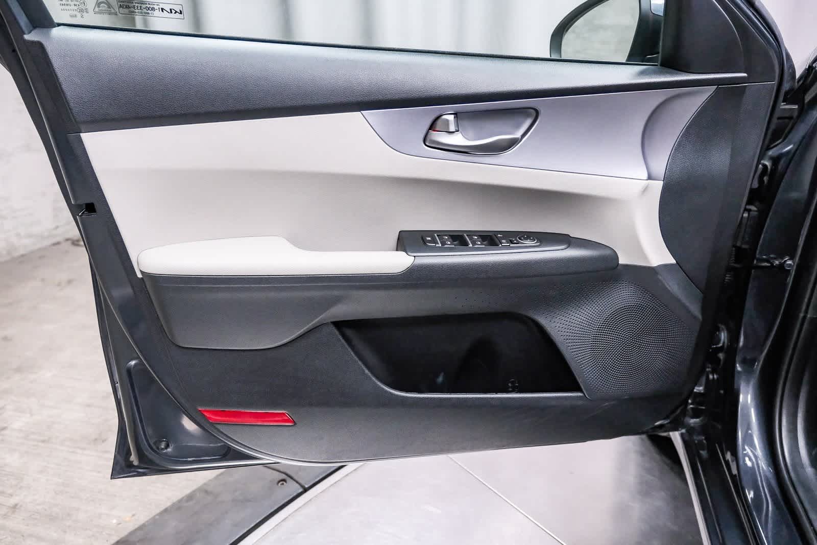 Thumbnail: 2022 Kia Forte - 23